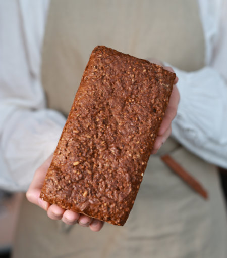 Nyt ekstra grovt Dansk grovbrød, bakt med rug og spelt, en perfekt til ost, sild, eller lun leverpostei.