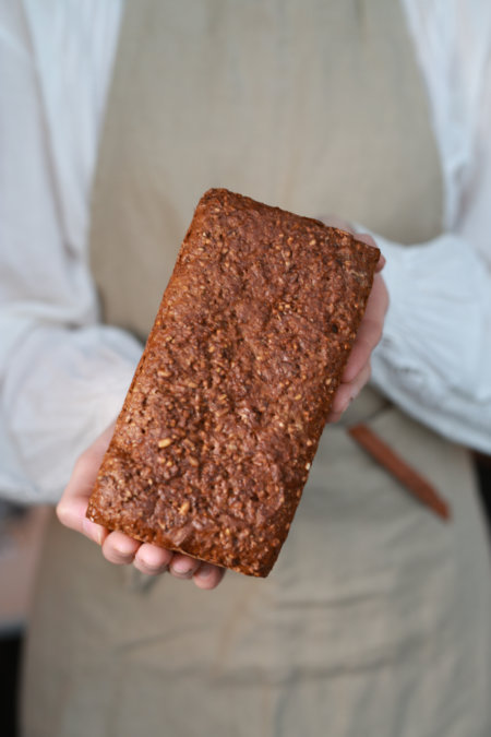 Nyt ekstra grovt Dansk grovbrød, bakt med rug og spelt, en perfekt til ost, sild, eller lun leverpostei.