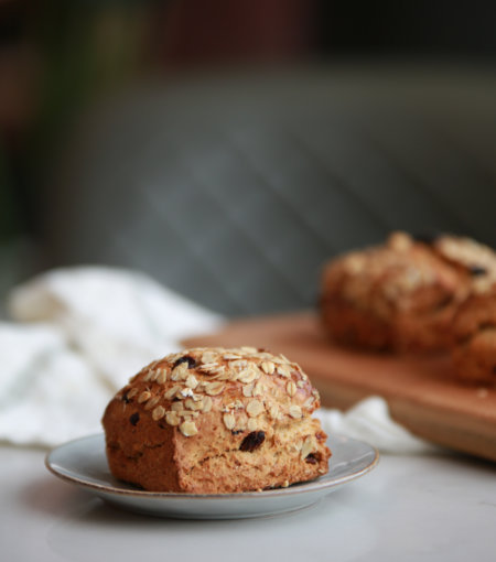 Scones grov med hasselnøtt og rosin.