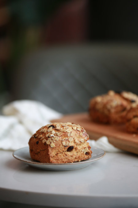 Scones grov med hasselnøtt og rosin.