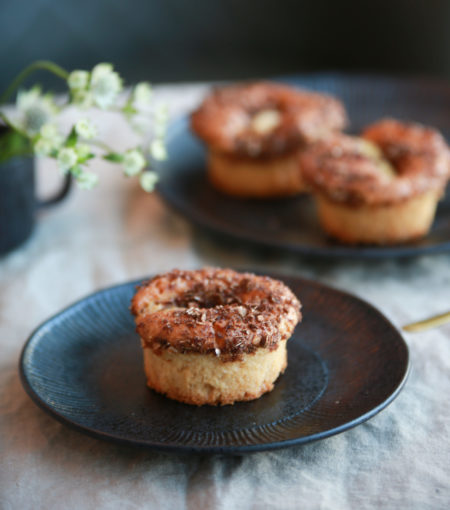 Eplemuffins toppet med eple, rug, brunt sukker, mørk sirup og kanel.