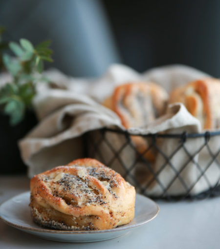 Kardemommebolle - den perfekte blandingen av sødme og krydder. Toppet med sukker, kardemomme og mandler. En smakfull opplevelse du sent vil glemme!