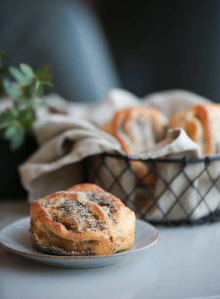 Kardemommebolle - den perfekte blandingen av sødme og krydder. Toppet med sukker, kardemomme og mandler. En smakfull opplevelse du sent vil glemme!